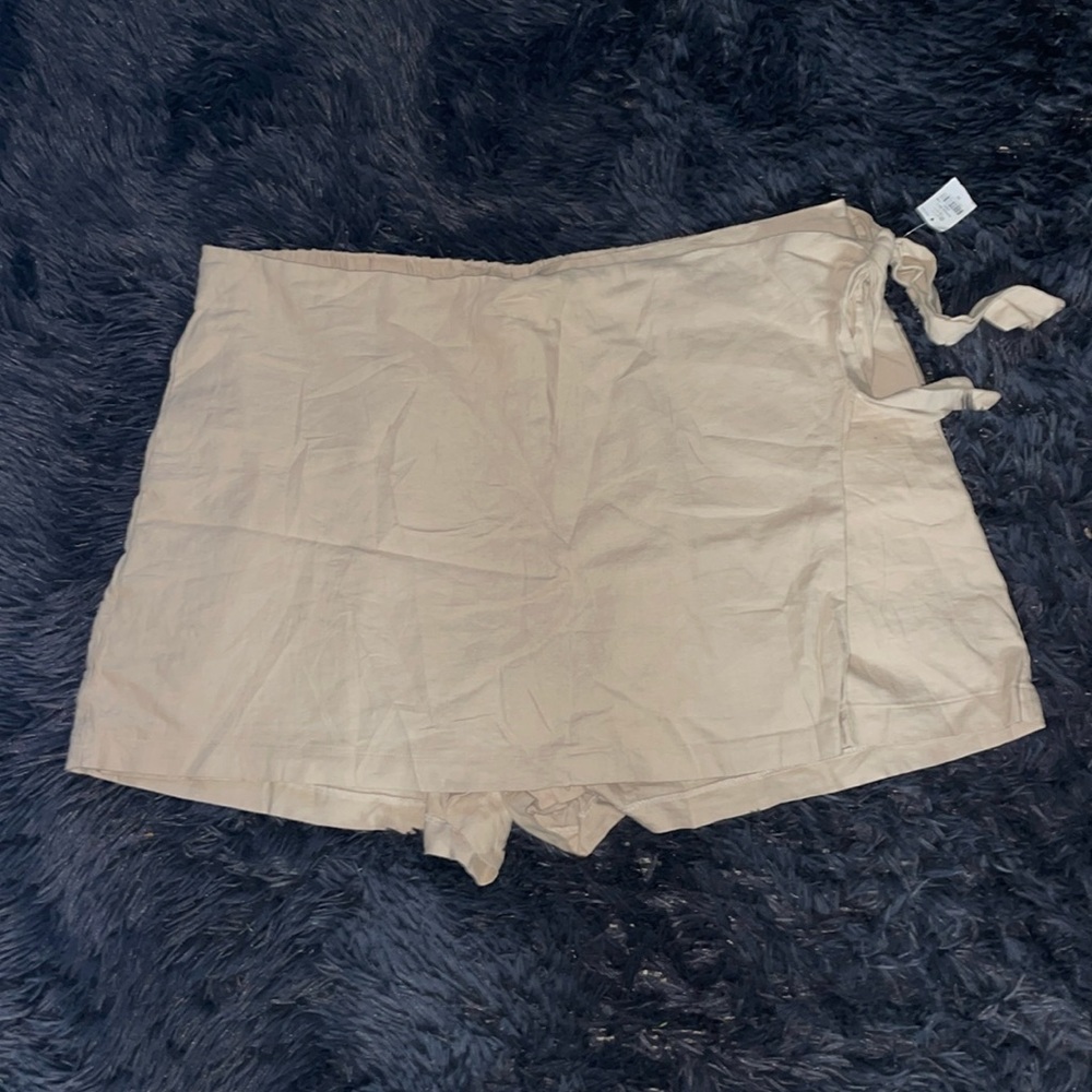 Old Navy Women's Tan 2X Shorts with Side Tie Front Wrap and Pockets